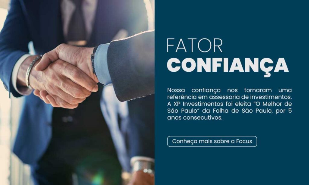 Imagem de dois homens apartando as mãos com o texto: Fator confiança. Nossa confiança nos tornaram uma referência em assessoria de investimentos. A XP Investimentos foi eleita “O Melhor de São Paulo” da Folha de São Paulo, por 5 anos consecutivos.