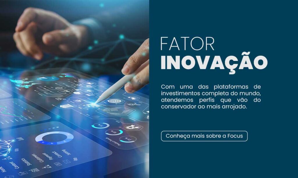 Imagem de uma pessoa mexendo em uma tela com dados e gráficos junto com o texto: Fator inovação. Com uma das plataformas de investimentos completa do mundo, atendemos perfis que vão do conservador ao mais arrojado.
