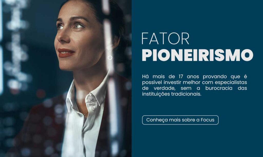 Imagem de uma mulher olhando pela janela com o texto: Fator pioneirismo. Há mais de 17 anos provando que é possível investir melhor com especialistas de verdade, sem a burocracia das instituições tradicionais.