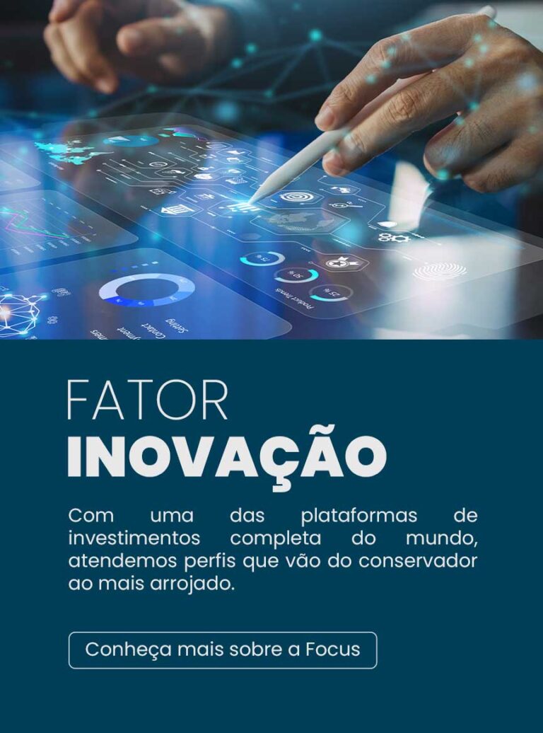 Imagem de uma pessoa mexendo em uma tela com dados e gráficos junto com o texto: Fator inovação. Com uma das plataformas de investimentos completa do mundo, atendemos perfis que vão do conservador ao mais arrojado.