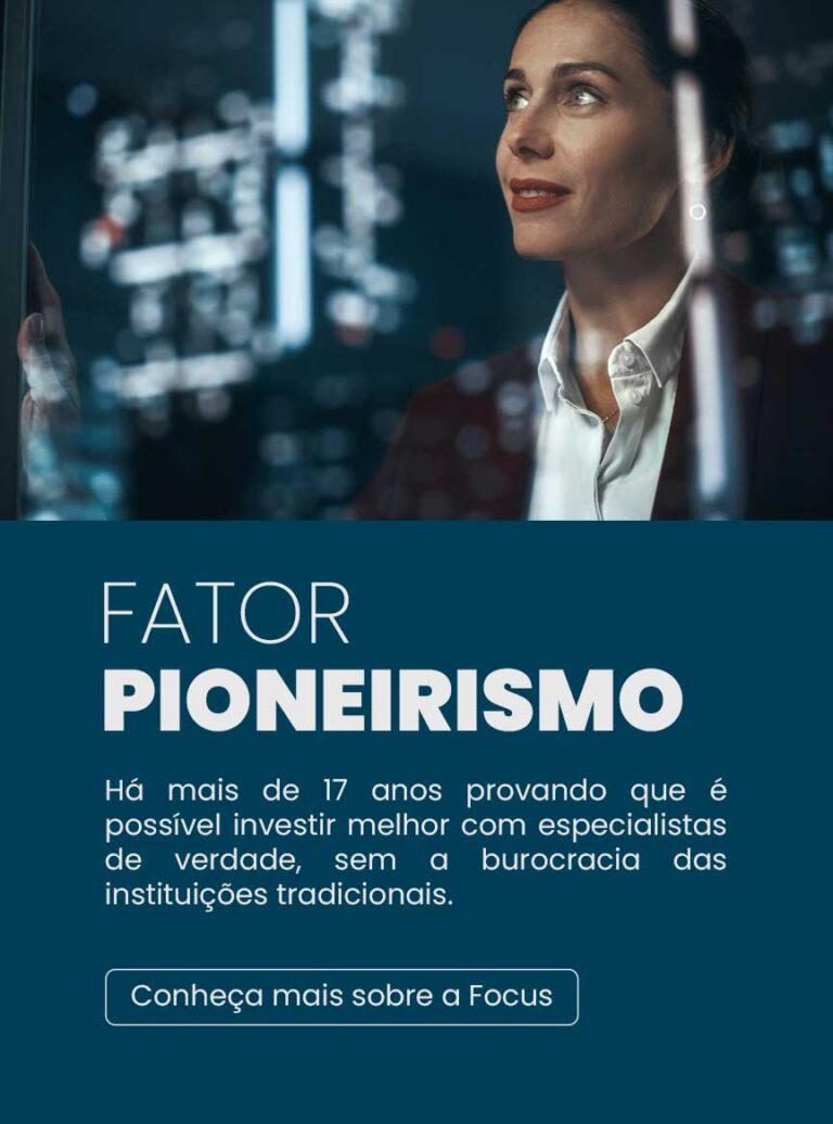 Imagem de uma mulher olhando pela janela com o texto: Fator pioneirismo. Há mais de 17 anos provando que é possível investir melhor com especialistas de verdade, sem a burocracia das instituições tradicionais.